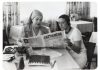 Celebra soprană Yma Suman și pe Ileana Matac-Arco citind ziarul Săptămîna, Hollywood, California, 4 noiembrie 1978