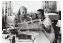 Celebra soprană Yma Suman și pe Ileana Matac-Arco citind ziarul Săptămîna, Hollywood, California, 4 noiembrie 1978