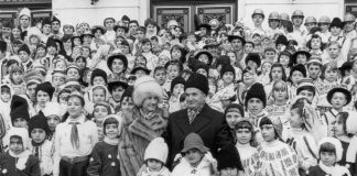 La mulți ani, mult iubite și stimate tovarășe Nicolae Ceaușescu!