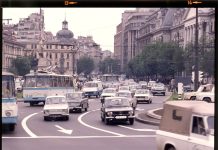 București 1976 – Piața Universității, Palatul CEC și restaurantul Caru’ cu Bere văzute din curtea bisericii Stavropoleos
