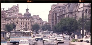 București 1976 – Piața Universității, Palatul CEC și restaurantul Caru’ cu Bere văzute din curtea bisericii Stavropoleos