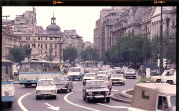 București 1976 – Piața Universității, Palatul CEC și restaurantul Caru’ cu Bere văzute din curtea bisericii Stavropoleos