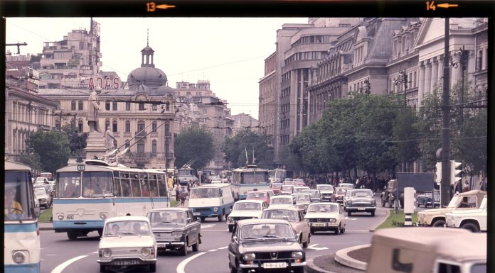 București 1976 – Piața Universității, Palatul CEC și restaurantul Caru’ cu Bere văzute din curtea bisericii Stavropoleos