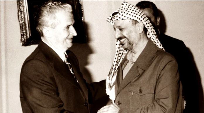Yasser Arafat si Ceausescu care canta imnul Romaniei, Trei culori. Sala Palatului 1989