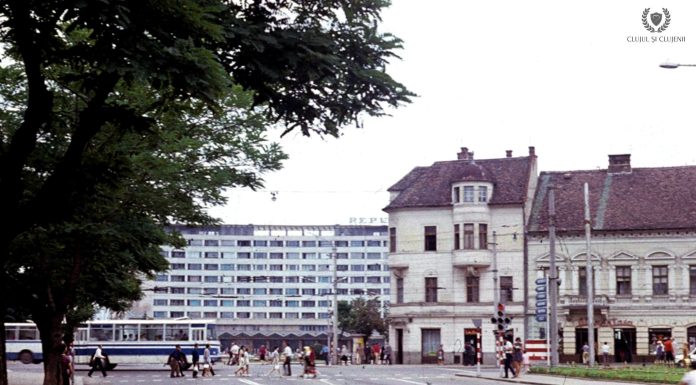 Cluj, Piața Mihai Viteazu, văzută de pe strada Barițiu zona Casa de modă și Palatul Poștei în anul 1972.