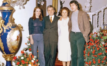 Tovarășul Nicoale Ceaușescu împreună cu familia sa