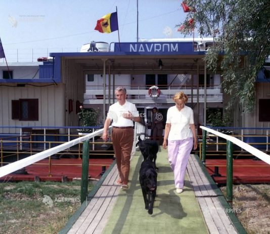 Tulcea ,august 1982. Cuplul Ceaușescu împreună cu cei doi câini