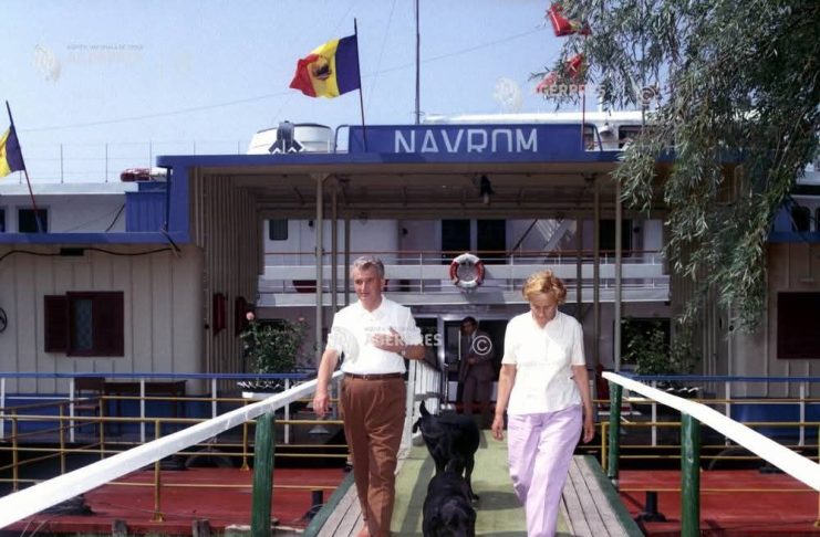 Tulcea ,august 1982. Cuplul Ceaușescu împreună cu cei doi câini